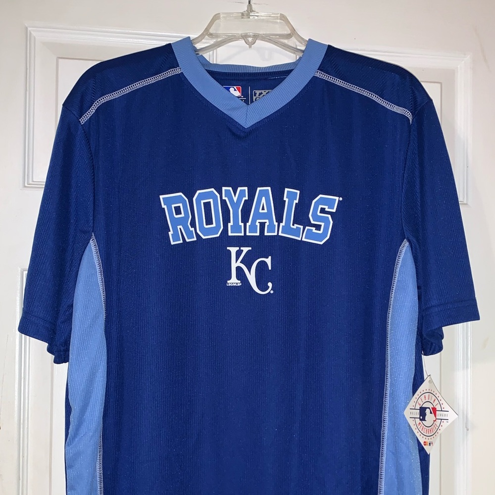 ⚾️👑🏟️ Kansas City Royals V-Neck Banner Shirt 🏟️👑⚾️